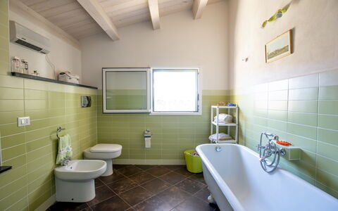 Tenuta Renna: Design Intérieur, Luminaire Plomberie, Sol, Sol, Plomberie, Salle De Bains, Robinet, Plafond, Pièce, Tuile