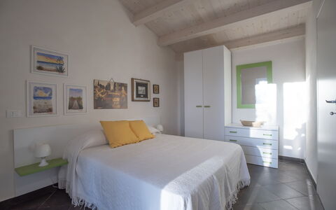Tenuta Renna: Meubles, Design Intérieur, Lit, Chambre, Mur, Sol, Sol, Bois, Drap De Lit, Pièce