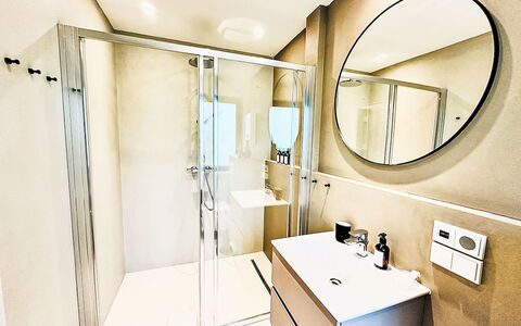 Alpenzeit: Sol, Sol, Design Intérieur, Luminaire Plomberie, Plomberie, Salle De Bains, Miroir, Robinet, Tuile