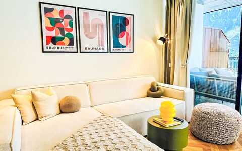 Alpenzeit: Meubles, Design Intérieur, Canapé, Mur, Sol, Salon, Sol, Pièce, Jaune, Textile