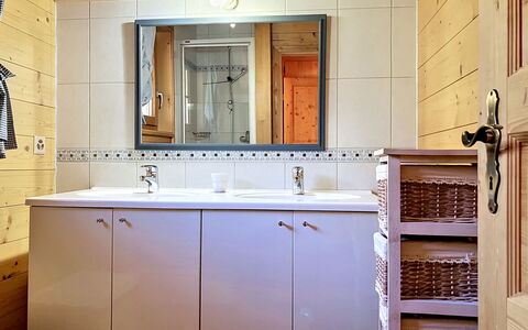 La Suisse Normande: Lavabo, Luminaire Plomberie, Évier, Design Intérieur, Bois, Armoire De Toilette, Cabinetry, Sol, Comptoir, Salle De Bains