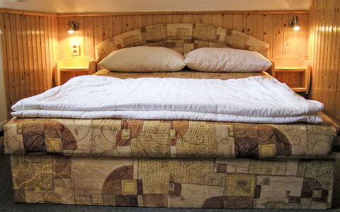 Rustic Lodge: Chambre, Lit, Bois, Meubles, Literie, Drap De Lit, Design Intérieur, Sol, Linge, Pièce