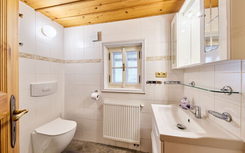 Rustic Lodge: Luminaire Plomberie, Sol, Salle De Bains, Design Intérieur, Robinet, Sol, Évier, Plomberie, Toilette, Lavabo