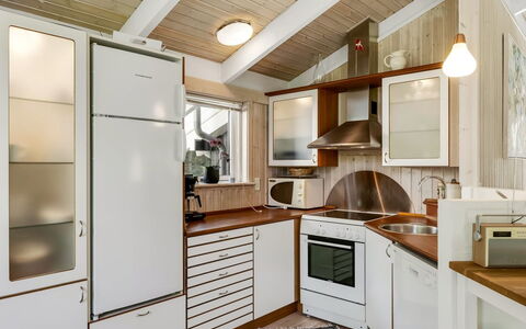 Ilya - 900M from the Sea: Design Intérieur, Bois, Cuisine, Plafond, Sol, Comptoir, Principaux Appliance, Cabinetry, Meubles, Sol