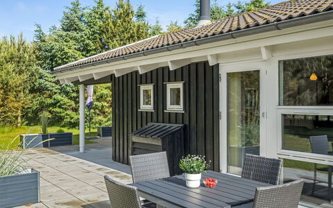 Ilya - 900M from the Sea: Bois, Domicile, Maison, Porche, Porte, Meubles, Chalet, Ombre, Dur, Tache De Bois
