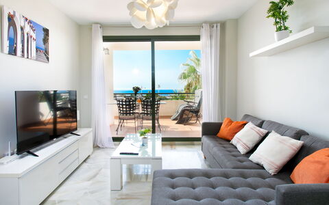Nerja Center View: Meubles, Design Intérieur, Sol, Canapé, Table, Salon, Sol, Appartement, Pièce