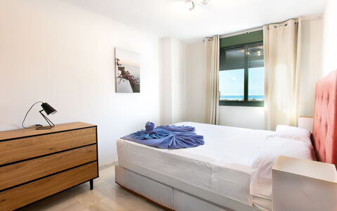 Nerja Center View: Meubles, Lit, Design Intérieur, Sol, Chambre, Sol, Bois, Drap De Lit, Literie, Pièce