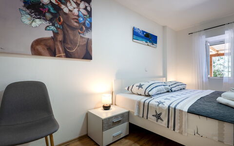 Hidden Hill: Lit, Meubles, Design Intérieur, Chambre, Literie, Drap De Lit, Mur, Pièce, Sol, Bois