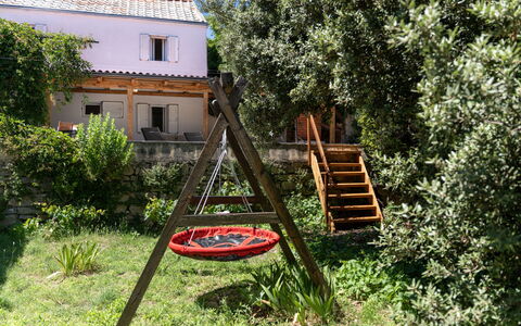 Hidden Hill: Jardin, Arrière-Cour, Cour, Ombre, Pelouse, Aménagement Paysager, Tache De Bois, Structure En Plein Air, Mobilier De Jardin, Pot De Fleur