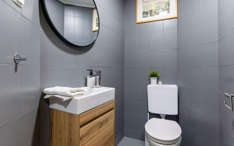 Hidden Hill: Siège De Toilette, Toilette, Design Intérieur, Luminaire Plomberie, Sol, Salle De Bains, Sol, Armoire De Toilette, Domicile, Plomberie