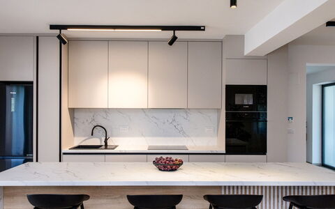 Antica: Cuisine, Meubles, Design Intérieur, Sol, Mur, Luminaire, Bois, Comptoir, Sol, Plafond
