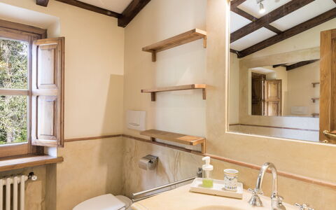 Luxury Villas Near Rome: Luminaire Plomberie, Lavabo, Design Intérieur, Salle De Bains, Évier, Robinet, Plomberie, Éclairage, Sol, Plafond
