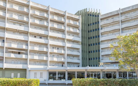 Suite Riviera: Bâtiment, Jour, Appartement, Ville, Zone Urbaine, Façade, Bâtiment Commercial, Zone Métropolitaine, Architecture