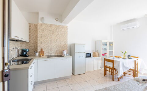 Suite Riviera: Meubles, Design Intérieur, Sol, Cuisine, Sol, Appareil De Cuisine, Plafond, Comptoir, Principaux Appliance, Pièce