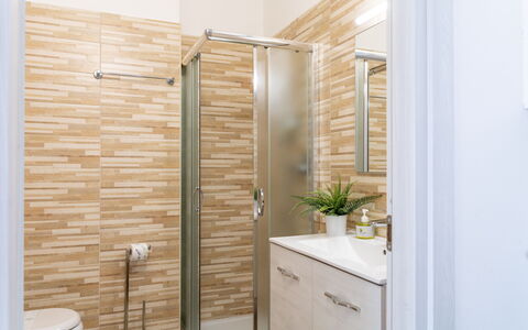 Suite Riviera: Salle De Bains, Sol, Luminaire Plomberie, Mur, Sol, Design Intérieur, Siège De Toilette, Toilette, Armoire De Toilette, Évier