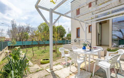 Casa di Lilia: Jardin, Porche, Cour, Ombre, Arrière-Cour, Chaise, Aménagement Paysager, Plante D'Appartement, Mobilier De Jardin, Structure En Plein Air