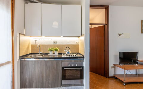 Casa di Lilia: Design Intérieur, Bois, Sol, Meubles, Appareil De Cuisine, Pièce, Cuisine, Principaux Appliance, Plafond, Sol