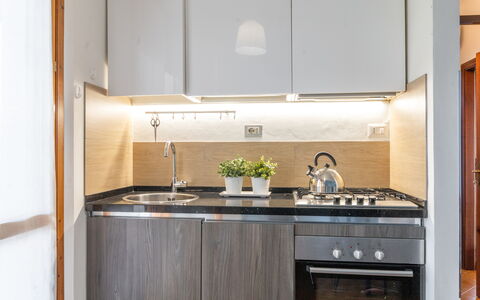 Casa di Lilia: Appareil De Cuisine, Cuisine, Principaux Appliance, Comptoir, Design Intérieur, Cabinetry, Bois, Cuisinière, Électroménager, Le Fourneau