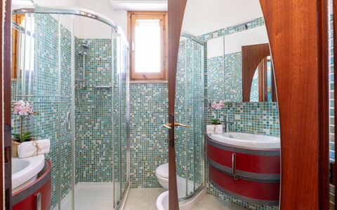 Casa di Lilia: Design Intérieur, Sol, Luminaire Plomberie, Sol, Salle De Bains, Plomberie, Robinet, Tuile, Plafond, Évier