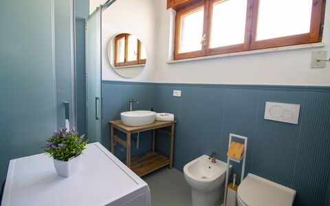 Sweet Dreams Home in Otranto: Sol, Bois, Sol, Design Intérieur, Luminaire Plomberie, Lavabo, Évier, Robinet, Salle De Bains, Éclairage