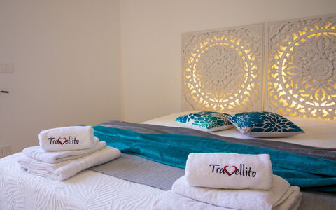 Sweet Dreams Home in Otranto: Meubles, Design Intérieur, Chambre, Lit, Sol, Literie, Textile, Drap De Lit, Pièce, Sol