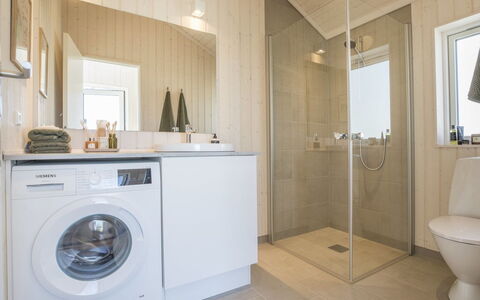 Gizelle - 200M from the Sea: Sol, Sol, Design Intérieur, Bois, Luminaire Plomberie, Plafond, Armoire De Toilette, Pièce, Salle De Bains, Évier