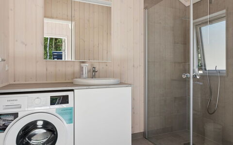 Gizelle - 200M from the Sea: Sol, Sol, Design Intérieur, Luminaire Plomberie, Bois, Plafond, Évier, Pièce, Salle De Bains, Armoire De Toilette