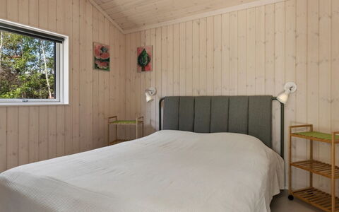 Gizelle - 200M from the Sea: Chambre, Bois, Lit, Meubles, Sol, Design Intérieur, Sol, Drap De Lit, Plafond, Literie