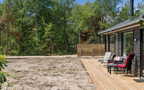 Gizelle - 200M from the Sea: Chalet, Jardin, Batiments Jardin, Ombre, Arrière-Cour, Dur, Cour, Siding, Aménagement Paysager