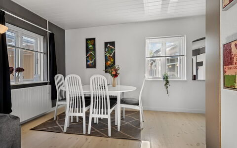 Bisera - 3Km from the Sea: Toit, Maison, Domicile, Chalet, Porte, Siding, Plate-Forme, Porche, Planche, Dur