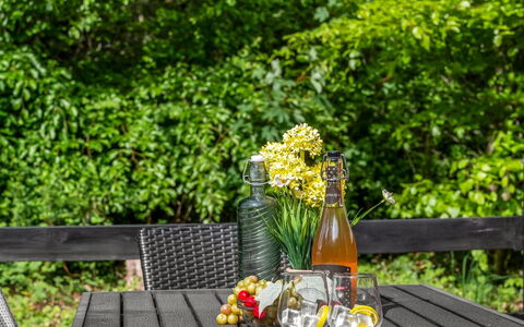 Heda - 1.6Km to the Fjord: Vert, Bouteille, Drinkware, Meubles, Mobilier De Jardin, Tableau De Plein Air, Bouteille En Verre, Aliments