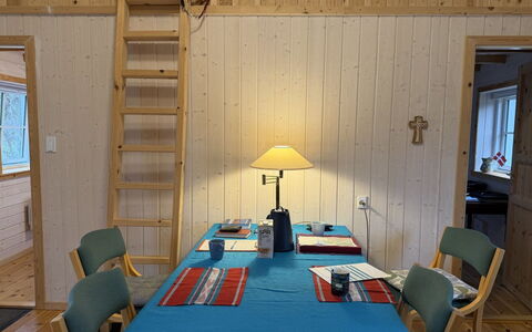 Heda - 1.6Km to the Fjord: Meubles, Sol, Design Intérieur, Bois, Sol, Plafond, Pièce, Éclairage, Luminaire, Tache De Bois