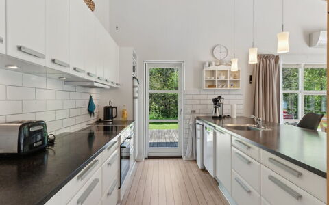 Elnara - from the Sea: Cuisine, Comptoir, Meubles, Design Intérieur, Appareil De Cuisine, Sol, Cabinetry, Bois, Principaux Appliance, Sol