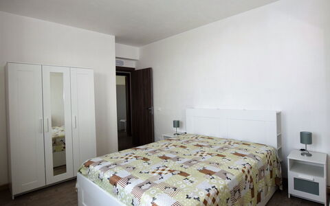 Villa Marzia: Lit, Meubles, Design Intérieur, Chambre, Literie, Drap De Lit, Sol, Sol, Pièce, Bois
