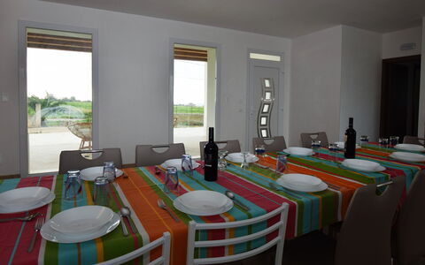 Villa Marzia: Meubles, Table, Chaise, Bois, Design Intérieur, Sol, Table Cuisine Et Salle A Manger, Salle À Manger, Éclairage, Sol