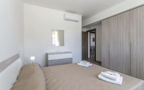 Villa Marzia: Design Intérieur, Sol, Sol, Meubles, Bois, Chambre, Lit, Plafond, Pièce, Appartement