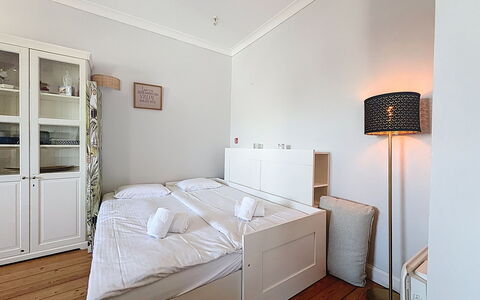 The Historic Sea Suite: Meubles, Lit, Chambre, Design Intérieur, Sol, Literie, Drap De Lit, Bois, Sol, Pièce