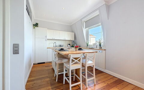 The Historic Sea Suite: Meubles, Sol, Design Intérieur, Sol, Parquet, Cuisine, Bois, Plafond, Comptoir, Table Cuisine Et Salle A Manger