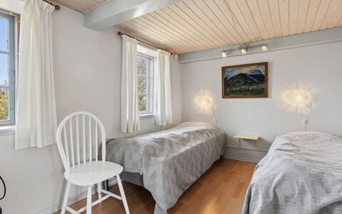 Espen - 300M from the Sea: Lit, Chambre, Sol, Bois, Design Intérieur, Plafond, Sol, Meubles, Literie, Drap De Lit