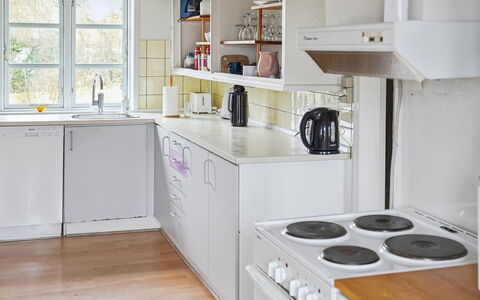 Espen - 300M from the Sea: Cuisine, Appareil De Cuisine, Principaux Appliance, Comptoir, Sol, Design Intérieur, Bois, Plafond, Sol, Cabinetry