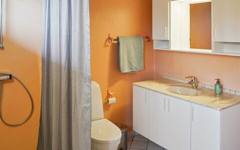 Espen - 300M from the Sea: Lavabo, Luminaire Plomberie, Mur, Évier, Salle De Bains, Sol, Sol, Design Intérieur, Robinet, Armoire De Toilette