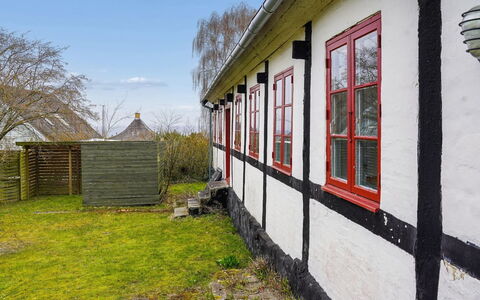 Espen - 300M from the Sea: Chalet, Cour, Fenêtre À Guillotine, Pelouse, Arrière-Cour, Ferme, Siding, Porche