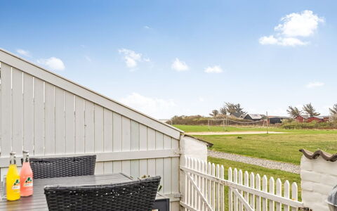 Melvin - 50M to the Fjord: Chalet, Domicile, Maison, Toit, Porche, Biens, Siding, Batiments Jardin, Ferme, Cour