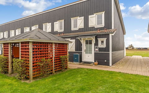 Melvin - 50M to the Fjord: Chalet, Domicile, Maison, Toit, Porche, Biens, Siding, Batiments Jardin, Ferme, Cour