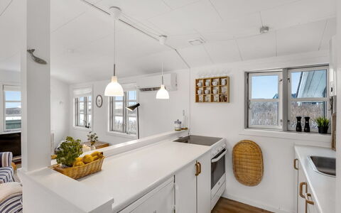Ovine - 200M from the Sea: Cuisine, Design Intérieur, Sol, Plafond, Comptoir, Bois, Cabinetry, Luminaire, Meubles, Sol