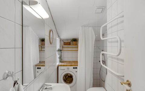 Ovine - 200M from the Sea: Mur, Sol, Design Intérieur, Sol, Luminaire Plomberie, Plafond, Plomberie, Salle De Bains, Pièce, Toilette