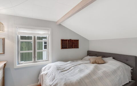 Ovine - 200M from the Sea: Chambre, Lit, Literie, Design Intérieur, Bois, Meubles, Plafond, Drap De Lit, Linge, Sol