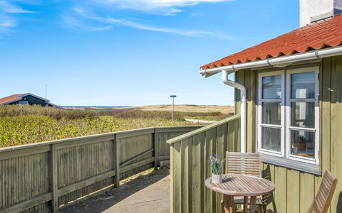 Ovine - 200M from the Sea: Domicile, Lot Terre, Chalet, Ombre, Dur, Siding, Cour, Daylighting, Planche, Balcon
