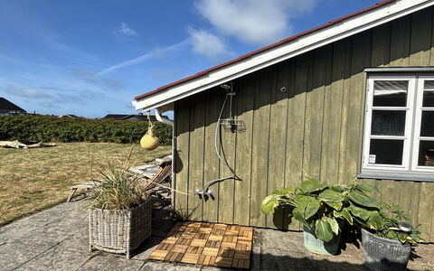 Ovine - 200M from the Sea: Bois, Chalet, Toit, Siding, Domicile, Porte, Arrière-Cour, Jardin, Cour, Batiments Jardin