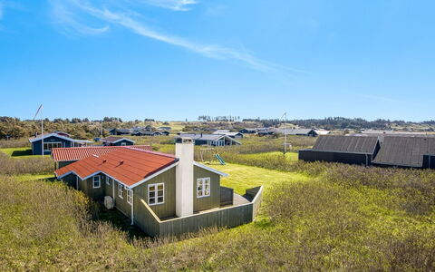 Ovine - 200M from the Sea: Herbe, Maison, Toit, Domicile, Zone Rurale, Architecture, Chalet, Lot Terre, Paysage, Plaine